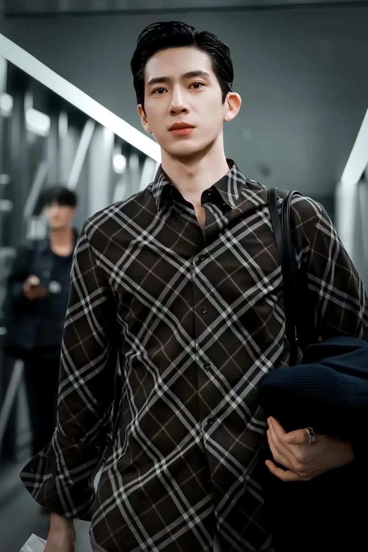 果然面相是会骗人的，井柏然就是个例子，他看着就很gay的样子，可他谈的都是女朋友，还是那种骨相大美女