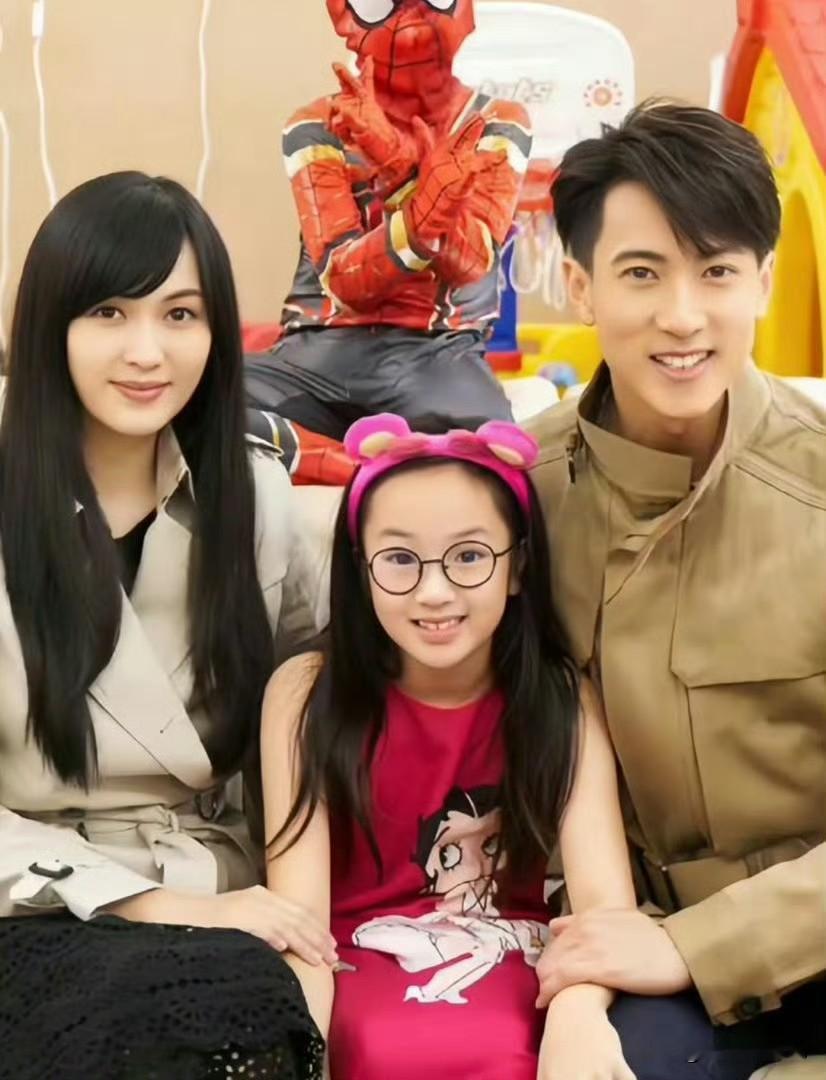 一晃这么多年，当年综艺里的小NeiNei已经长成亭亭玉立的少女。吴尊带着孩子走进博物馆感受传统服饰，