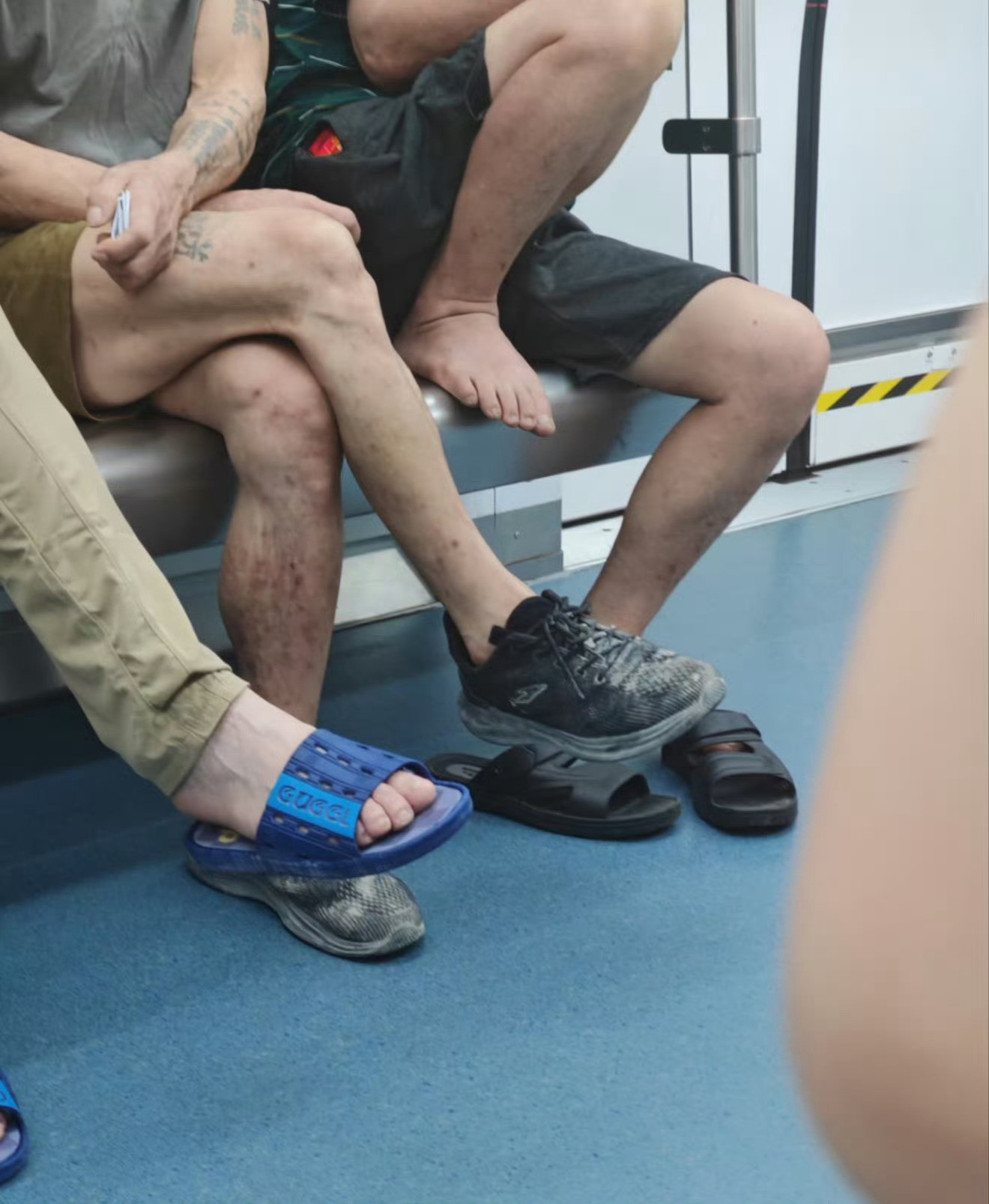 女孩子短裙坐地铁要小心。。。爱穿短裙的女生天塌了