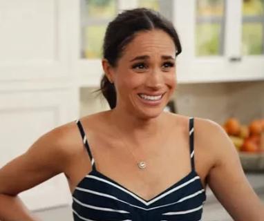 拉直头发是为了迎合白人审美，米歇尔接受采访时的言论，说明了大环境并不友好。哈里