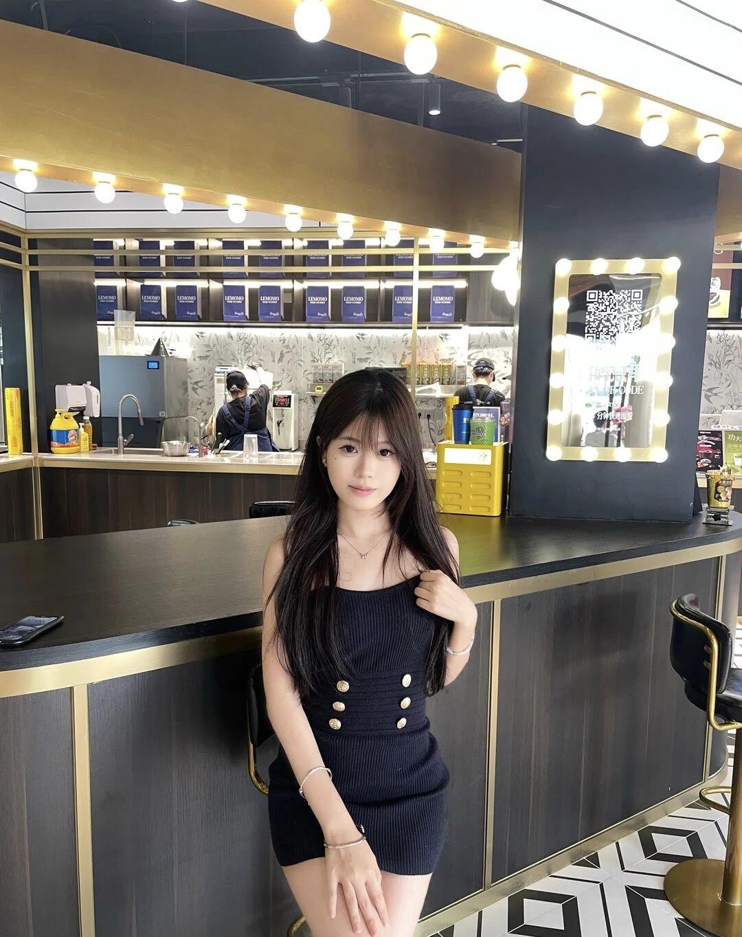 时尚甜酷女孩，咖啡店打卡日常📸✨