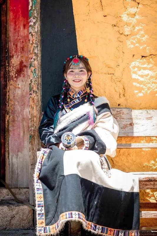 大家有没有发现，藏族人穿衣风格与其他少数民族截然不同，有着独特的习惯和特点，显得