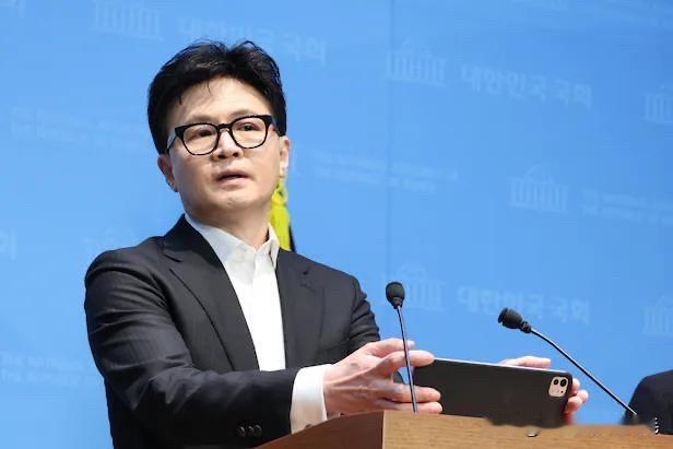 23日韩国国民力量党前党首韩东勋赢了一个官司，其个人信息泄露案宣判，涉事的议员办