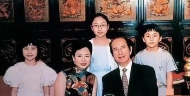 1985年，大太太黎婉华将自己32岁的私人看护推给了64岁的赌王，赌王看着温柔的