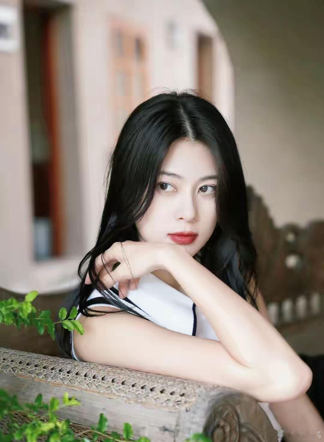 1⃣小作精现在每部戏都会自己投钱，也能做到无缝进组。2⃣十三姨很有钱，早年它流连