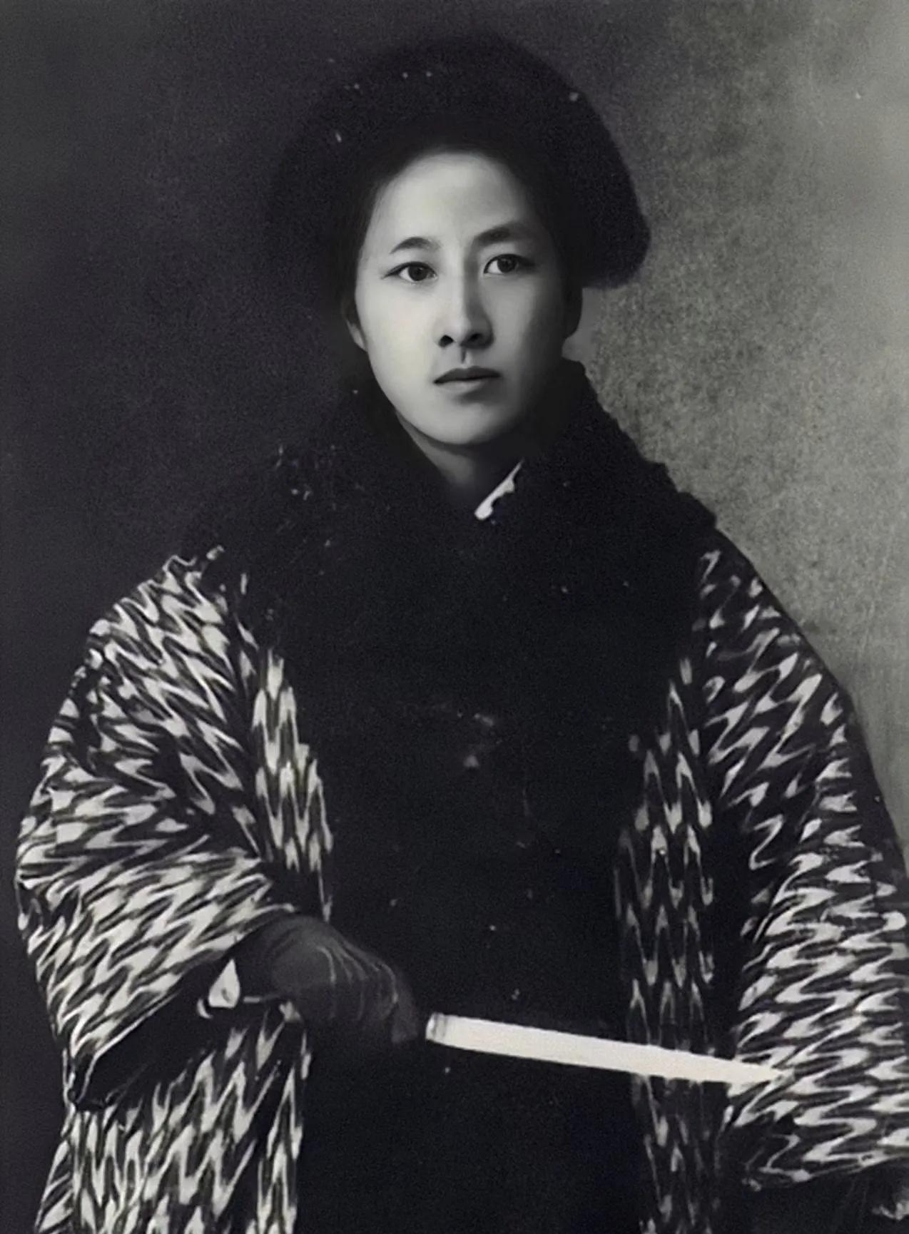 1905年，在日本，30岁的秋瑾和24岁的鲁迅发生激烈争辩。不料，秋瑾从靴筒里拔
