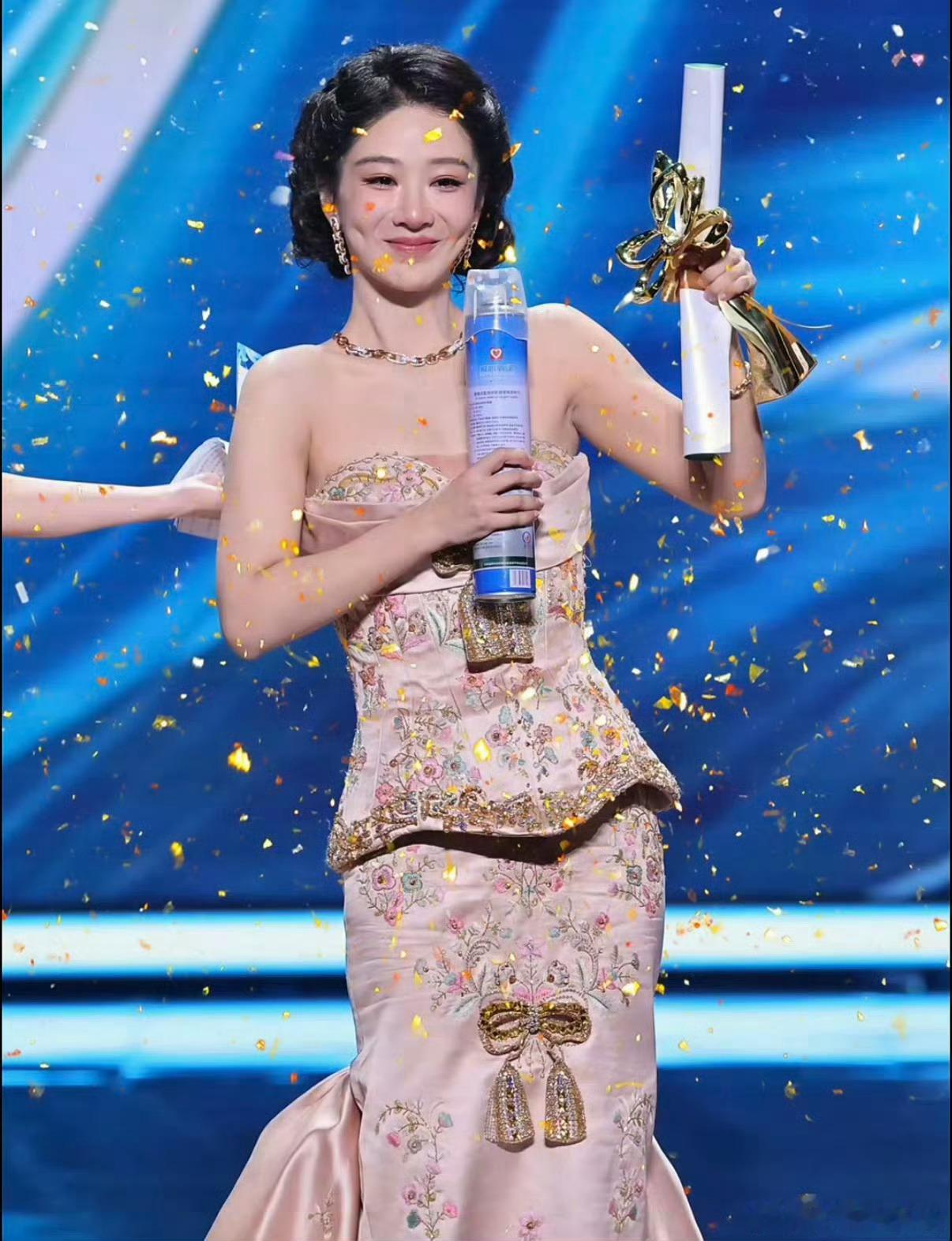 杨紫父亲称杨旎奥全国没有重名杨紫斩获白玉兰视后，网络围绕其原名杨旎奥引发热议，杨