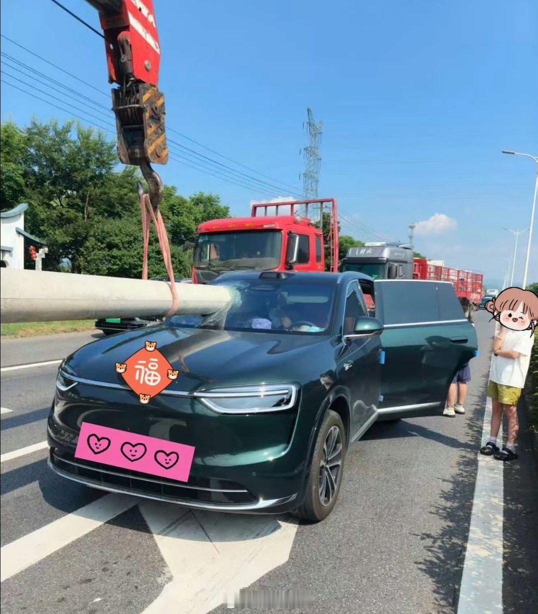 问界M7追尾货车悬空电线杆这怎么突然就上热搜了？问界M7追尾货车悬空电线杆这事，