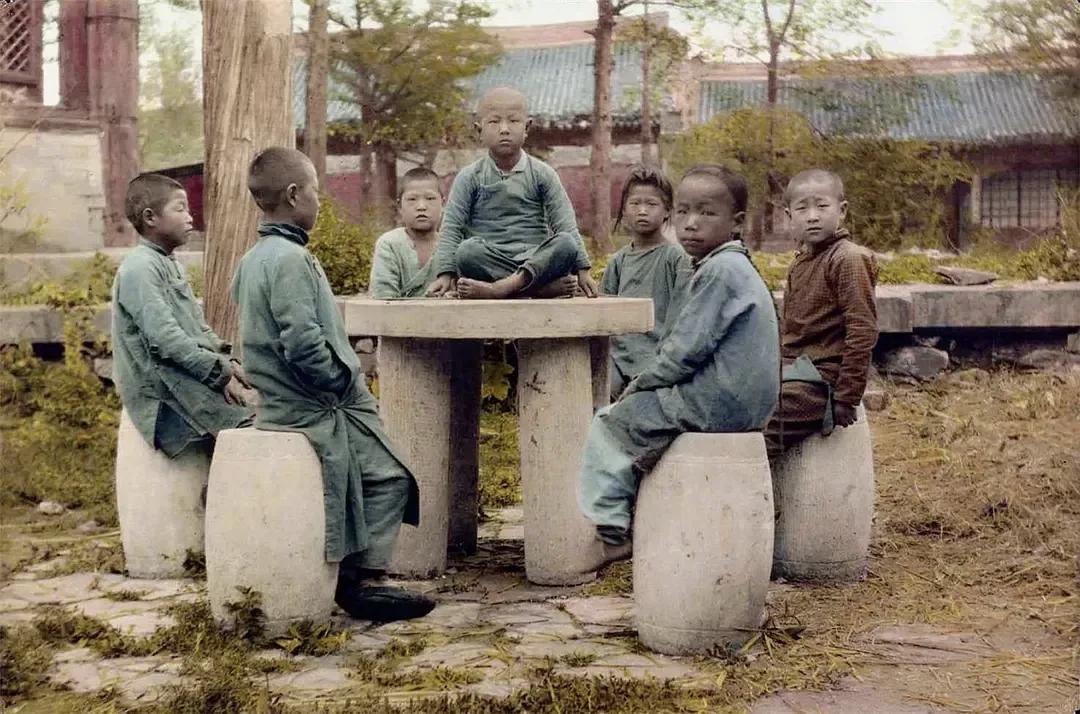 分享老照片故事能看出来这张照片是哪个年代的吗？照片里有一处明显的年代痕迹！