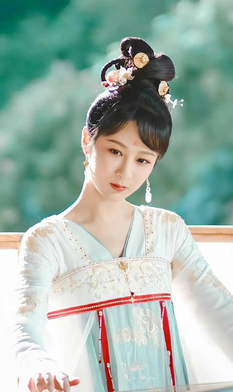 发现一个有意思的事，只要是杨紫演的电视剧，不管是跟大导演合作，还是跟小导演合