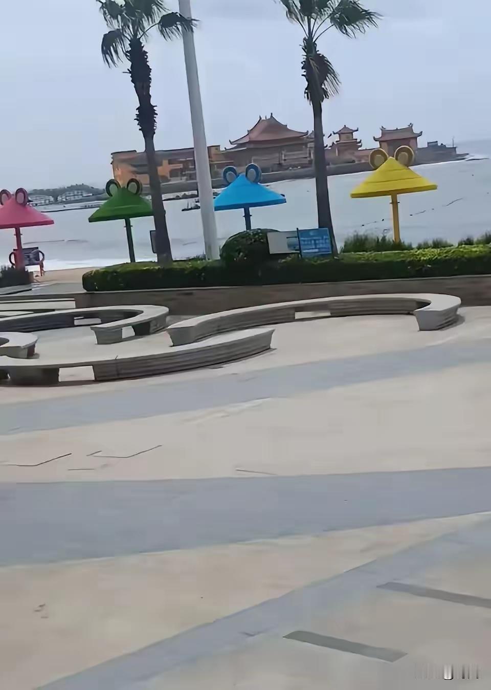 台风预警天气5人在海边游玩致溺亡，目前景区已临时关闭，这就是不听劝的后果。事发2