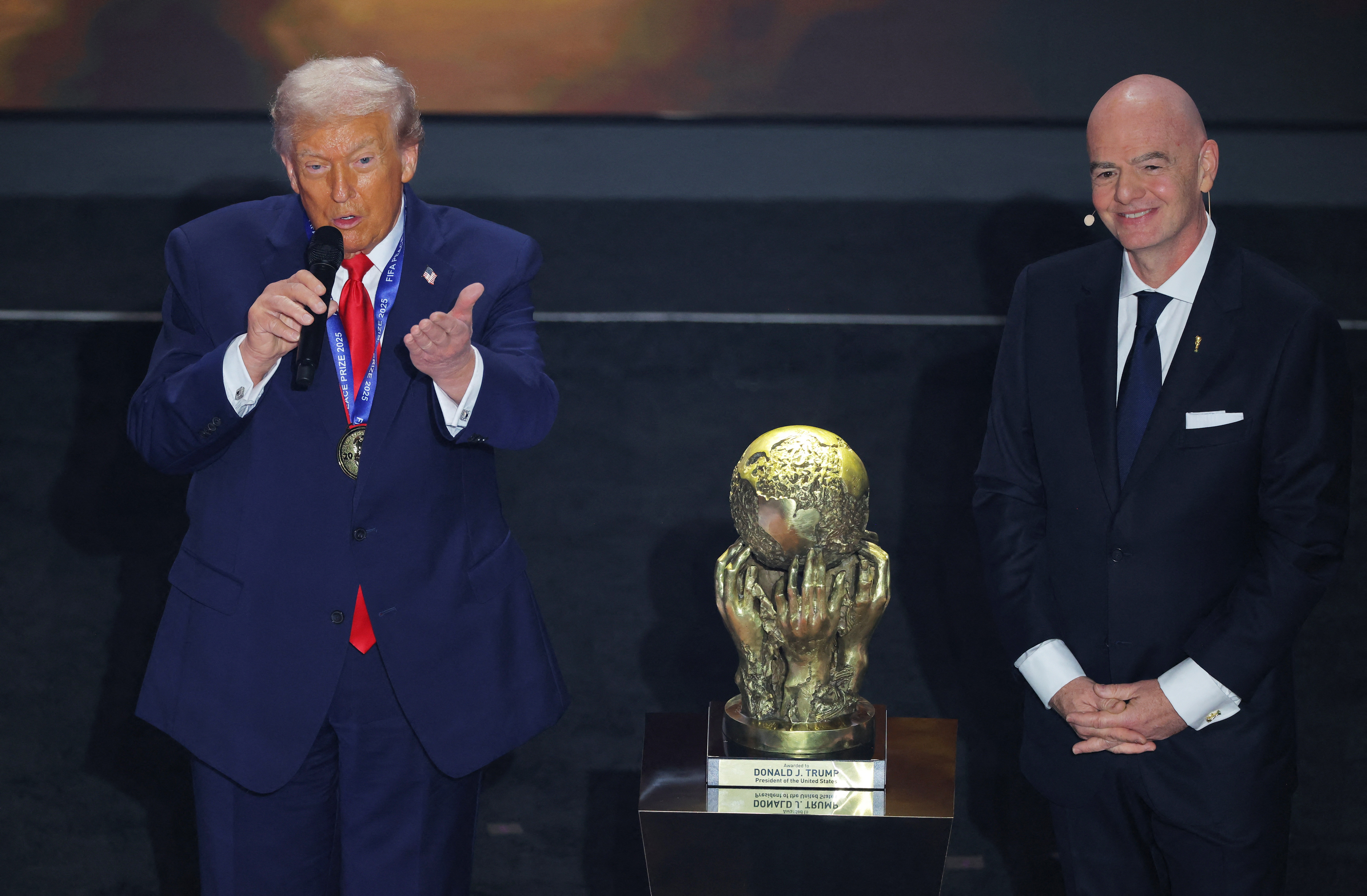 你信吗? 特朗普: 我踢足球比C罗梅西略逊一筹, 但速度更快一些