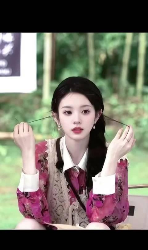 “有刘海漂亮，没刘海也漂亮”这句话在田曦薇身上完美应验，没有刘海的遮挡，清冷干练