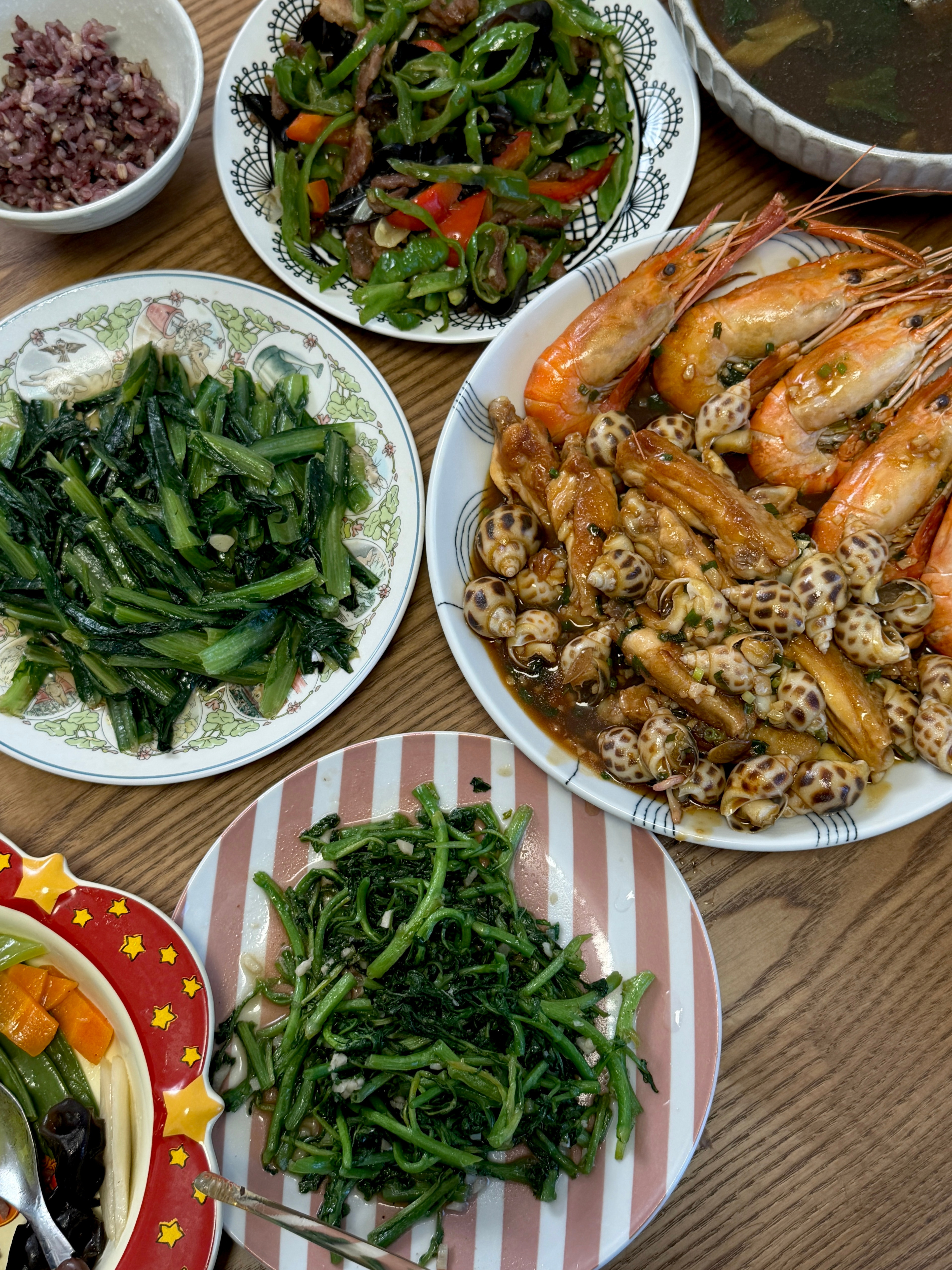吃晚饭啦。这个黑乎乎的汤是我们老家版本的酸汤，叫小炒，别有一番滋味。中间那盘是萌