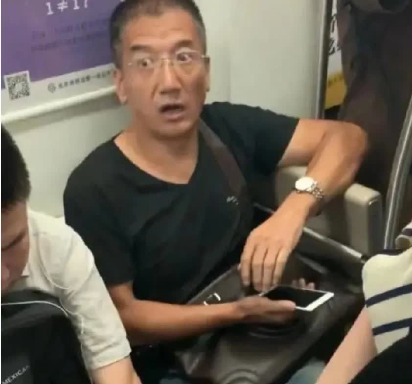 凭什么非要让座？为什么年龄大了就得有个座？我想问一下，让座是谁规定的？别老拿传统
