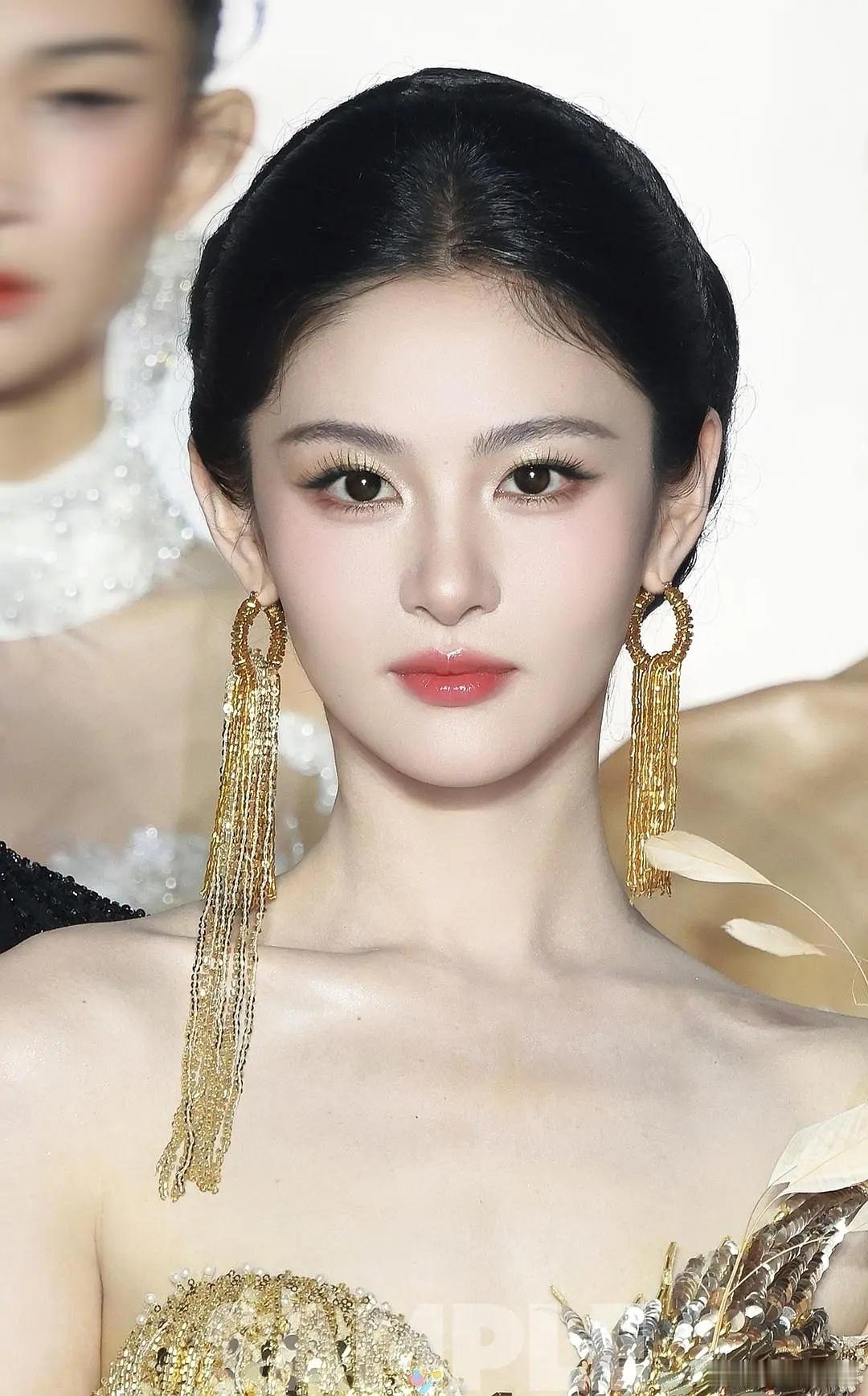 于正没少在赵晴这张脸上下功夫吧​​​