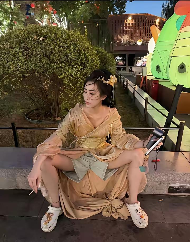 戏外的女人：古装氛围感拉满的造型，精致的发饰、飘逸的古风衣裙，镜头里是温婉雅