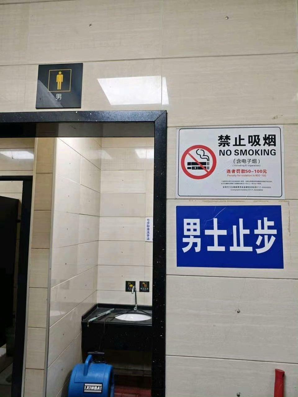 刷到有大博主发了图1，质问男卫生间凭啥不让男士进。———但图1看起来很不完整，