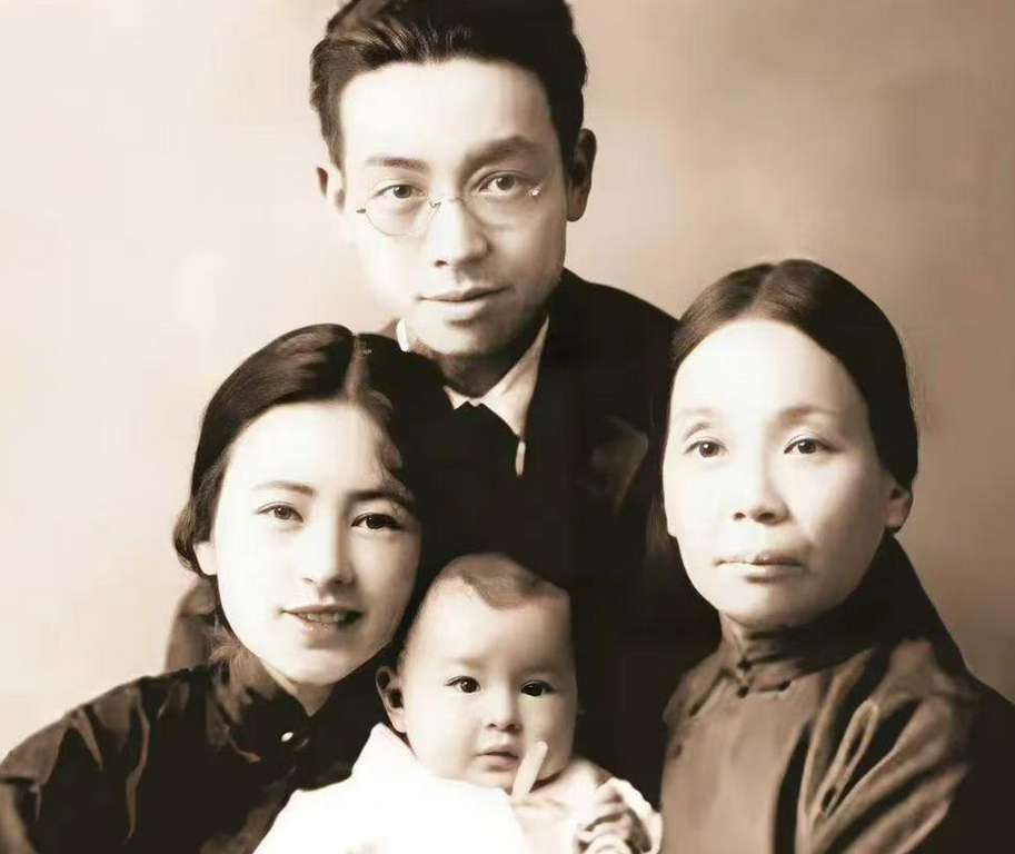 1903年，30岁梁启超和王桂荃行房。房事过后，梁启超却说：“我主张一夫一妻，你