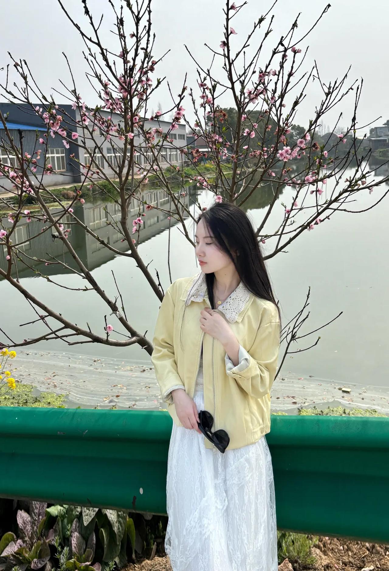 春日漫步，花海中的少女与湖畔的宁静