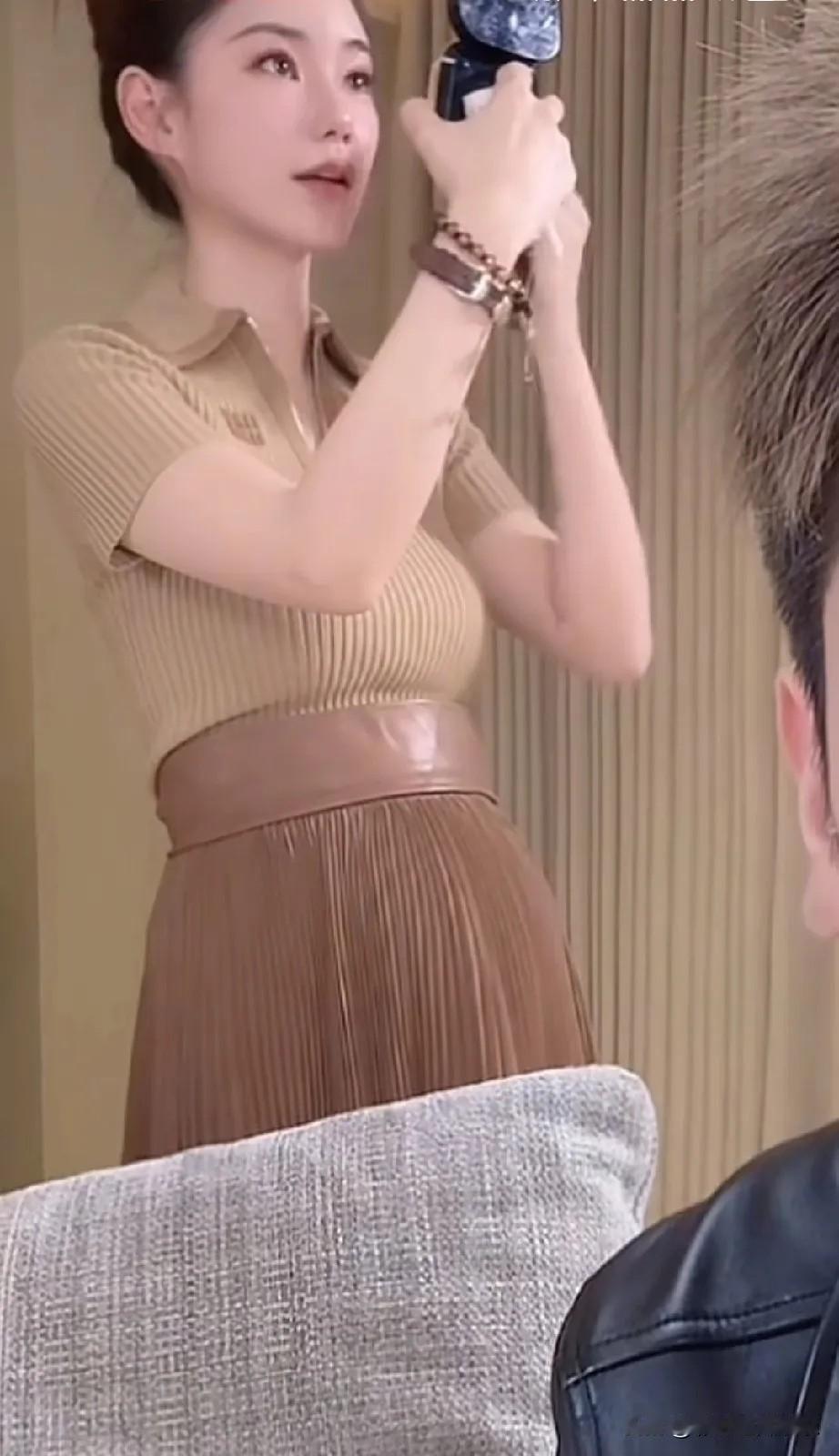 马筱梅肚子看起来像怀孕五个月的样子，但是她却否认自己怀孕，说是吃多了长胖了。