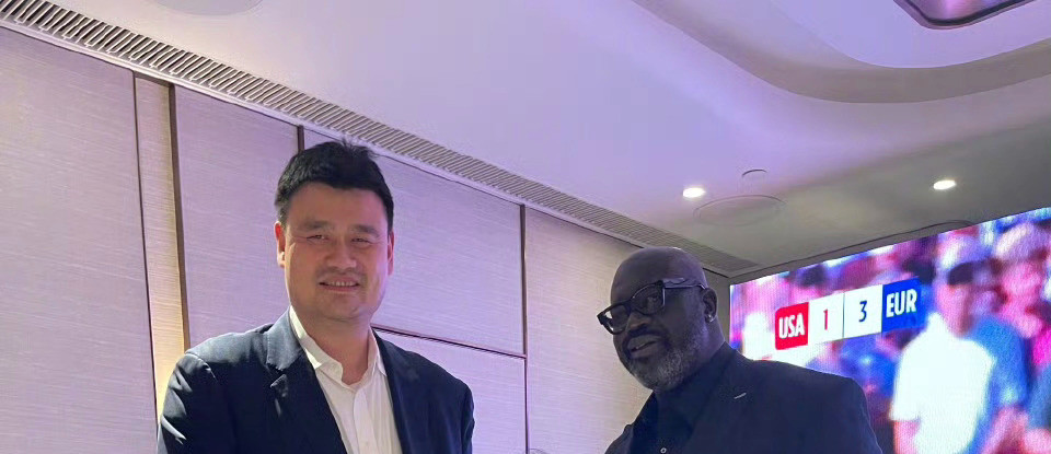 成龙大哥晒与姚明和奥尼尔合影！图一找了很久没找到！图二才是真相[捂脸哭]nba中国