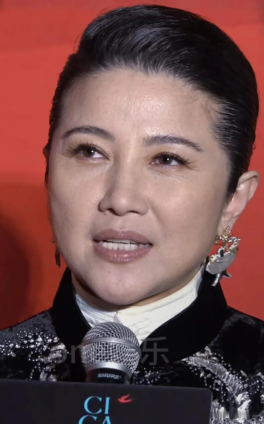 52岁的影后颜丙燕,无美颜怼脸拍,原生脸还是抗住了镜头!她长眉凤目,鼻子高挺,