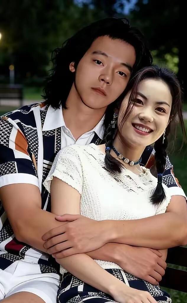 怪不得王菲当年能看上窦唯，并为他奋不顾身，后结婚生女，窦唯当年竟然也是长发飘飘，