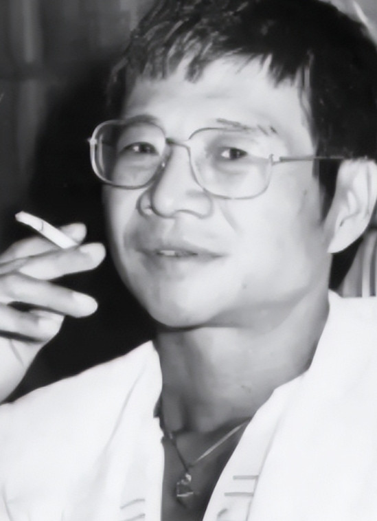1957年，倪匡为躲避处罚，伪造公章、介绍信，马不停蹄地一路飞窜到广州，而后更是