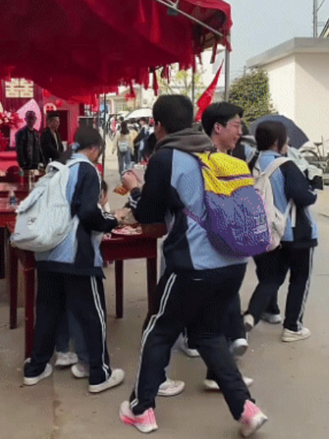 4月3日，陕西安康，一对新人结婚，在老家的村里举办了一场婚礼，婚礼上摆满了红色的