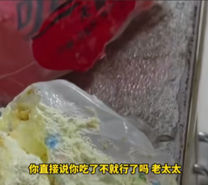 “真是荒唐！”2025年天津，一女子过生日，花153元买个蛋糕，外卖员送来时，女