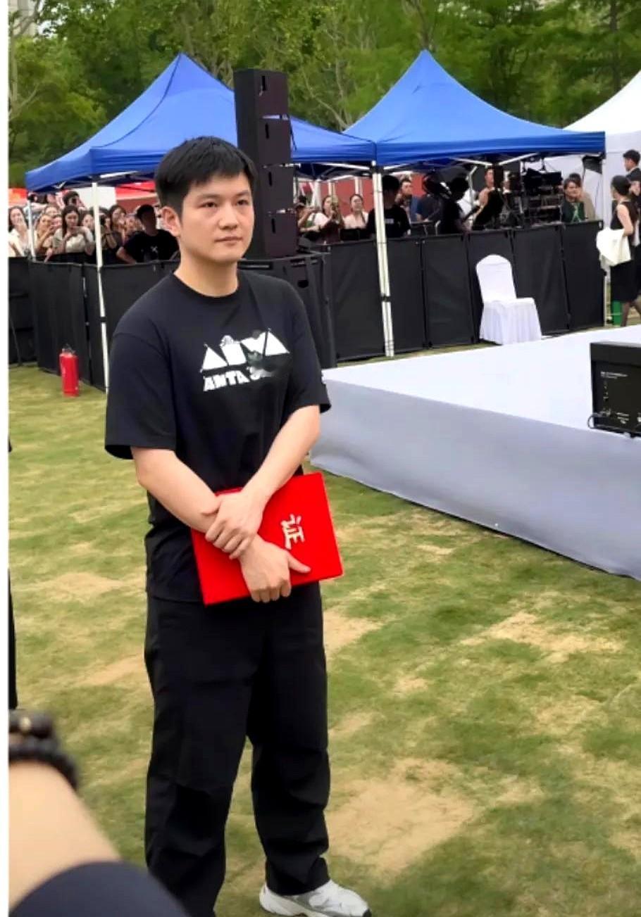 果然人在尴尬的时候都是最忙的这种认真劲儿其实不止在尴尬的时候平时生活