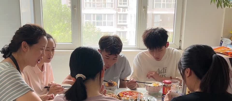 倔媳妇挺会伺候人，和华强一样，别的不行，伺候人有一套，她做饭也不叫别人。就是老傻