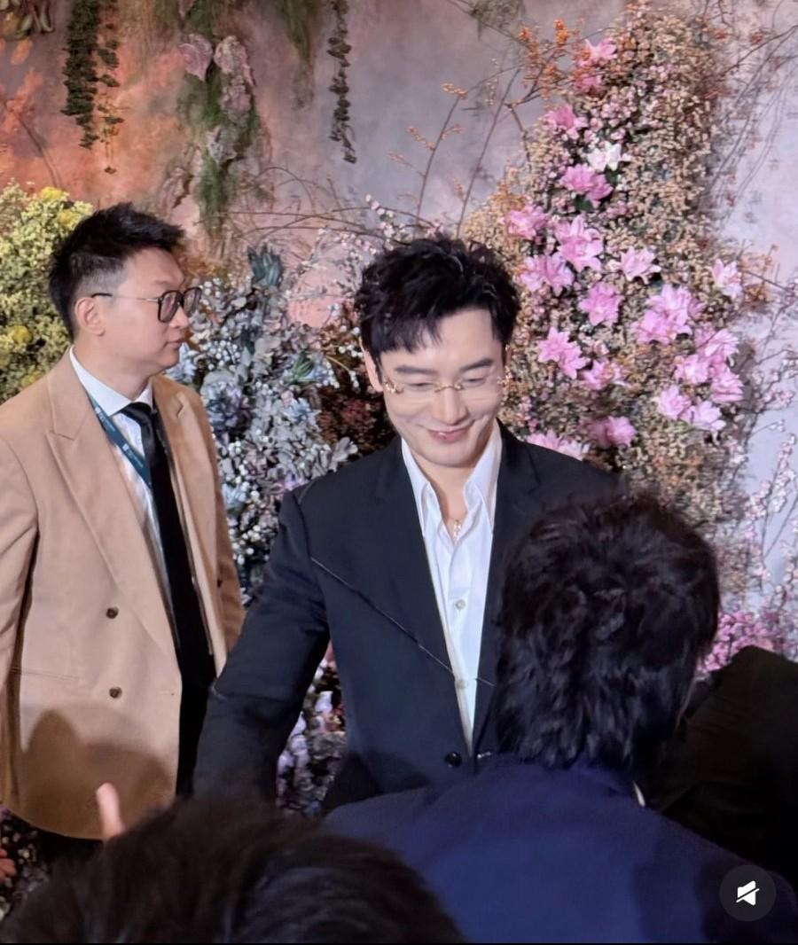 9月28日，黄晓明盛装出席奚梦瑶何猷君婚礼澳门答谢宴，他头发乌黑戴眼镜很斯文，结