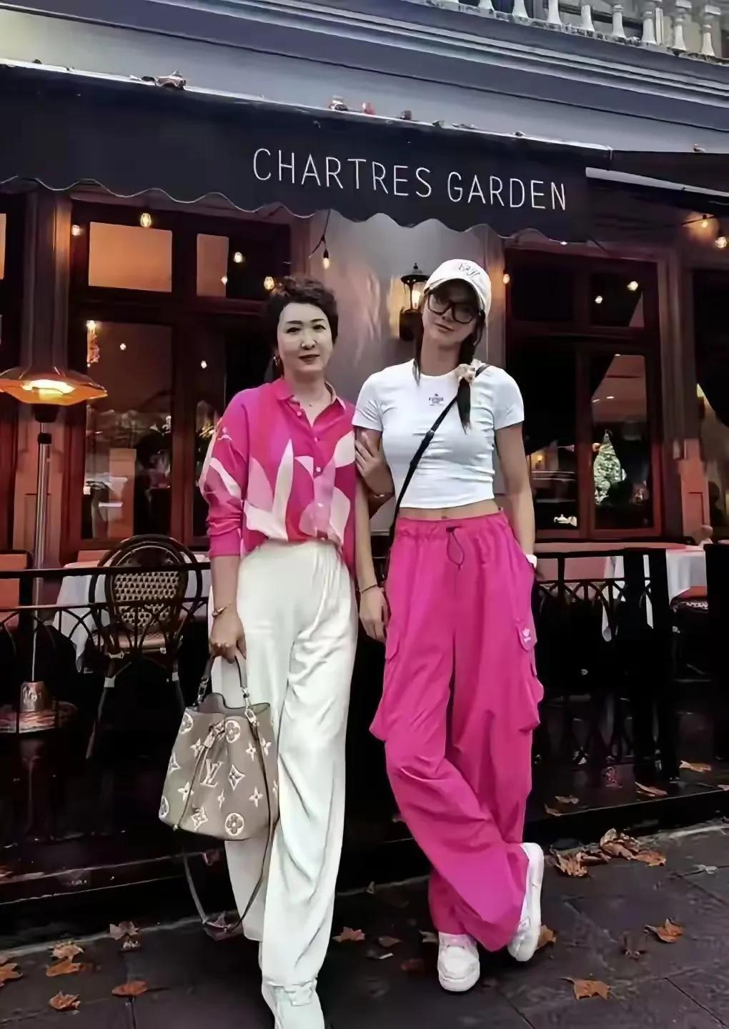 怪不得吴艳妮这么漂亮呢，原来她长得像妈妈呀！有网友晒出了奥运选手吴艳妮的妈妈，真
