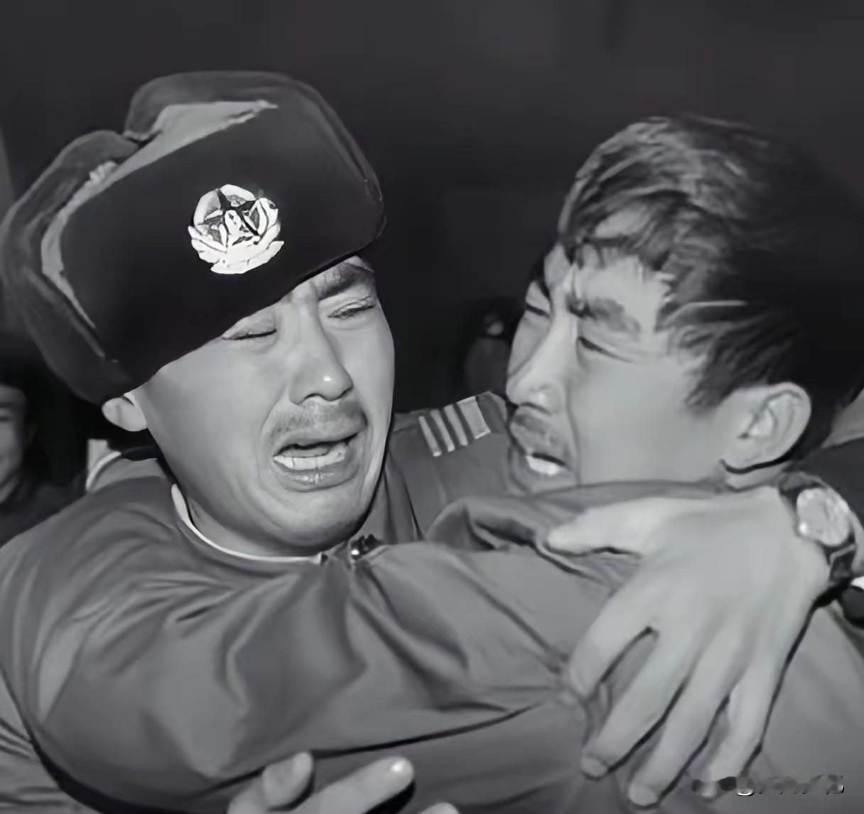 老山归来的双胞胎：枪林弹雨里，他们互为彼此的牵挂！从老山前线凯旋归来的列车