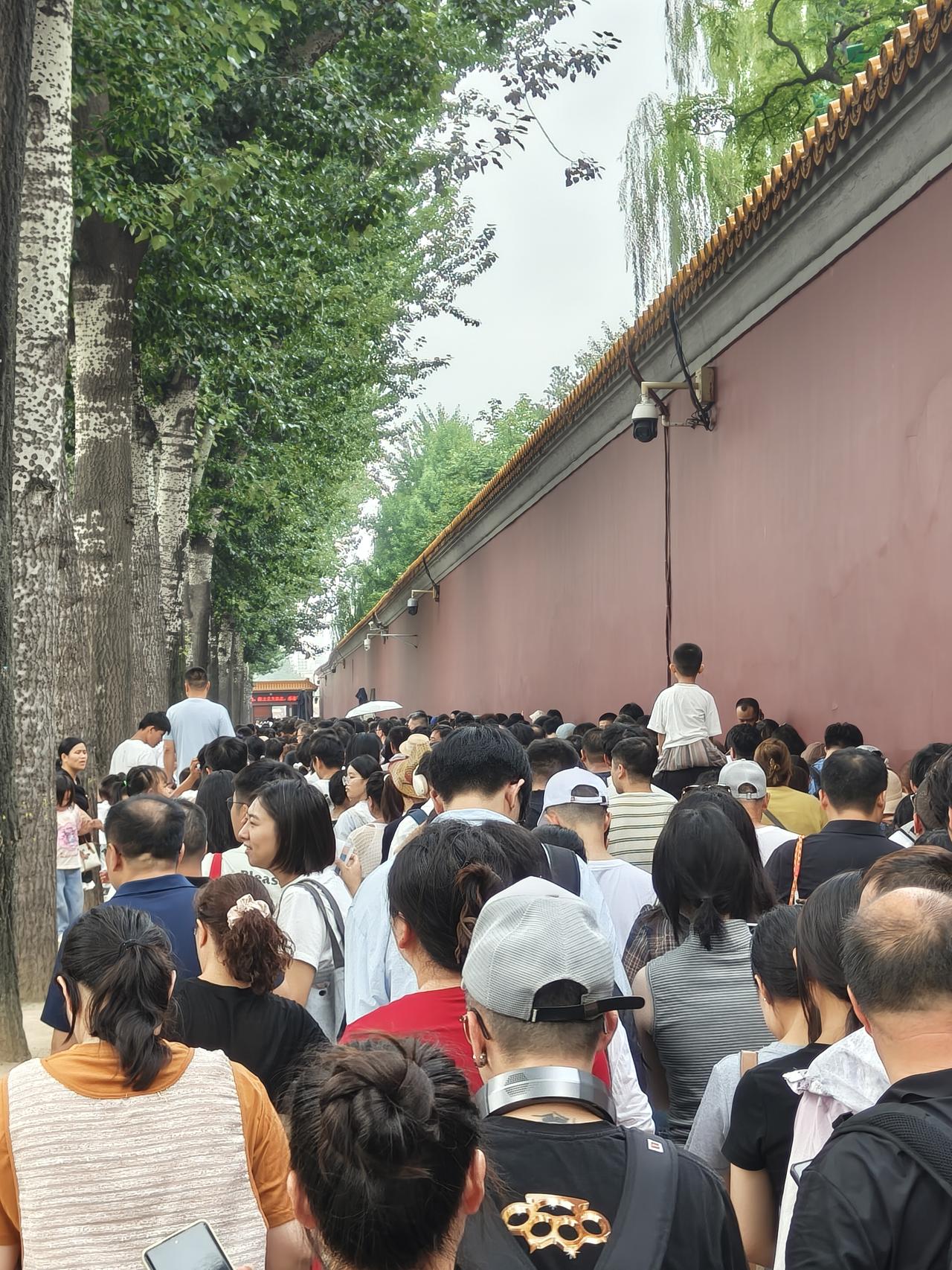 8月22日，上午的北京故宫外围！天气虽然很热，但还能忍受，毕竟有点阴天！就是