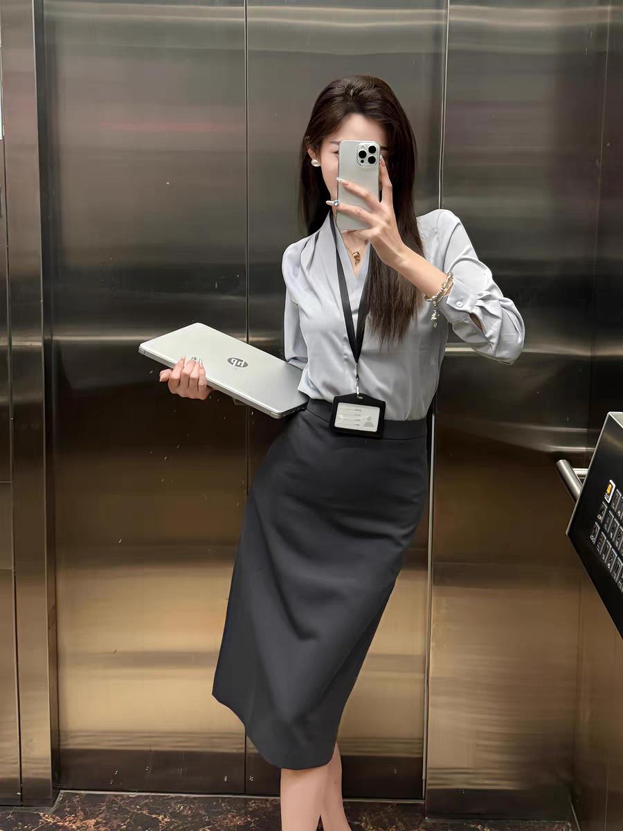 灰色职场半身裙春秋新款小个子面试直筒开叉包臀裙西装中长半裙女职场怎么穿简约高级?