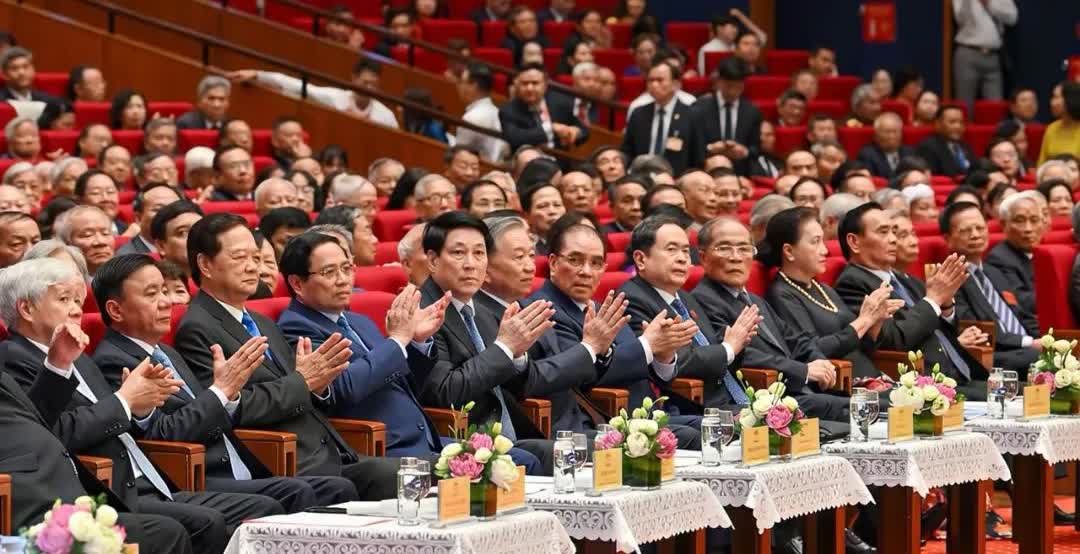 越南的这批领导人中，也就梁强的长相比较端正。