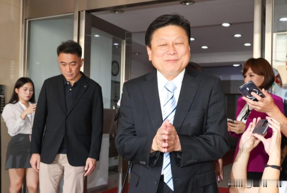 傅崐萁9月初拟邀蓝委至越南旅游针对遭到韩国瑜炮轰，国民党团总召傅崐萁选择了隐