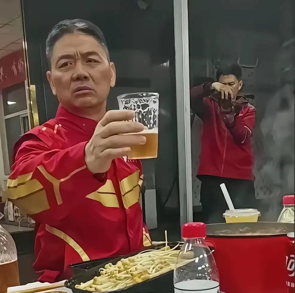 刘强东你真是糊涂啊！今天是五一劳动节我就跟你说说！阿里美团十几万员工，拼多多才1
