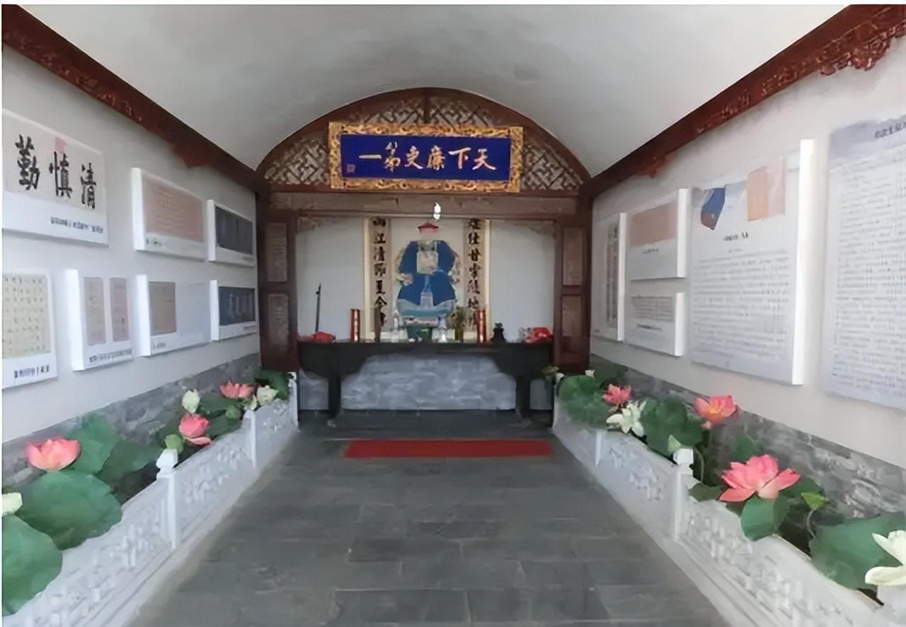 1947年，大清第一廉官吏于成龙的墓，被村民集体盗掘，村民边挖边说：“如果不盗墓