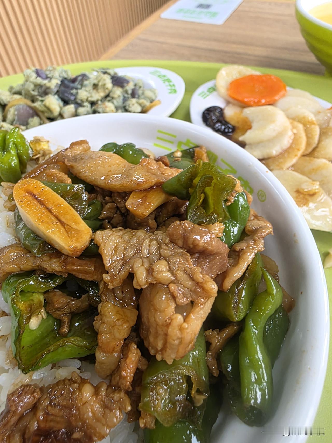 今天的午饭和晚饭，有个行业机密，我不告诉你……午饭依然是快餐。12点下楼，又