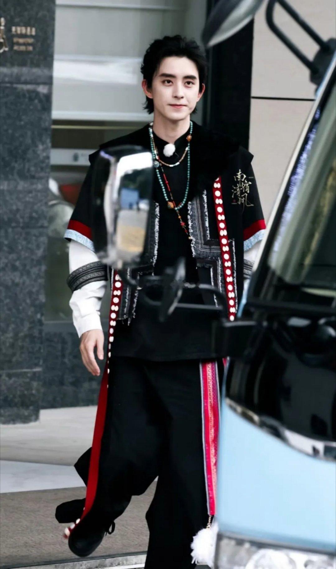 《奔跑吧》全员藏服路透，不得不说，白鹿确实很“旺夫”，被她带上跑男的两位剧中男主