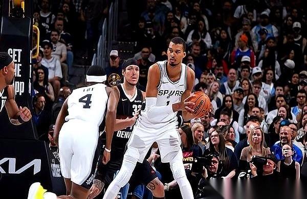 文班亚马几乎要把篮筐扣碎了。全场轰下34分、18个篮板、7次助攻，外加5个遮天