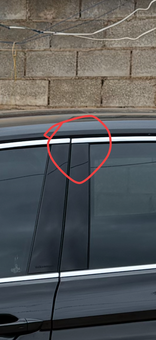 迈腾330豪华亮条没有对齐，后门开门会颤抖一下。你们有这个情况吗？