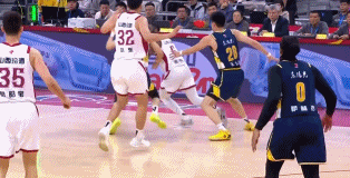 快打起来了！广东对阵山西的比赛进入下半场，比赛俨然向着拳击赛方向演变：第三节开始