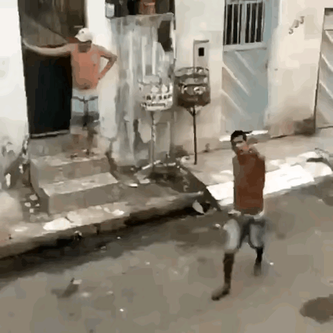 傻子不怕狠人，狠人不怜傻子。傻子碰上了狠人，故事就成了悲剧。