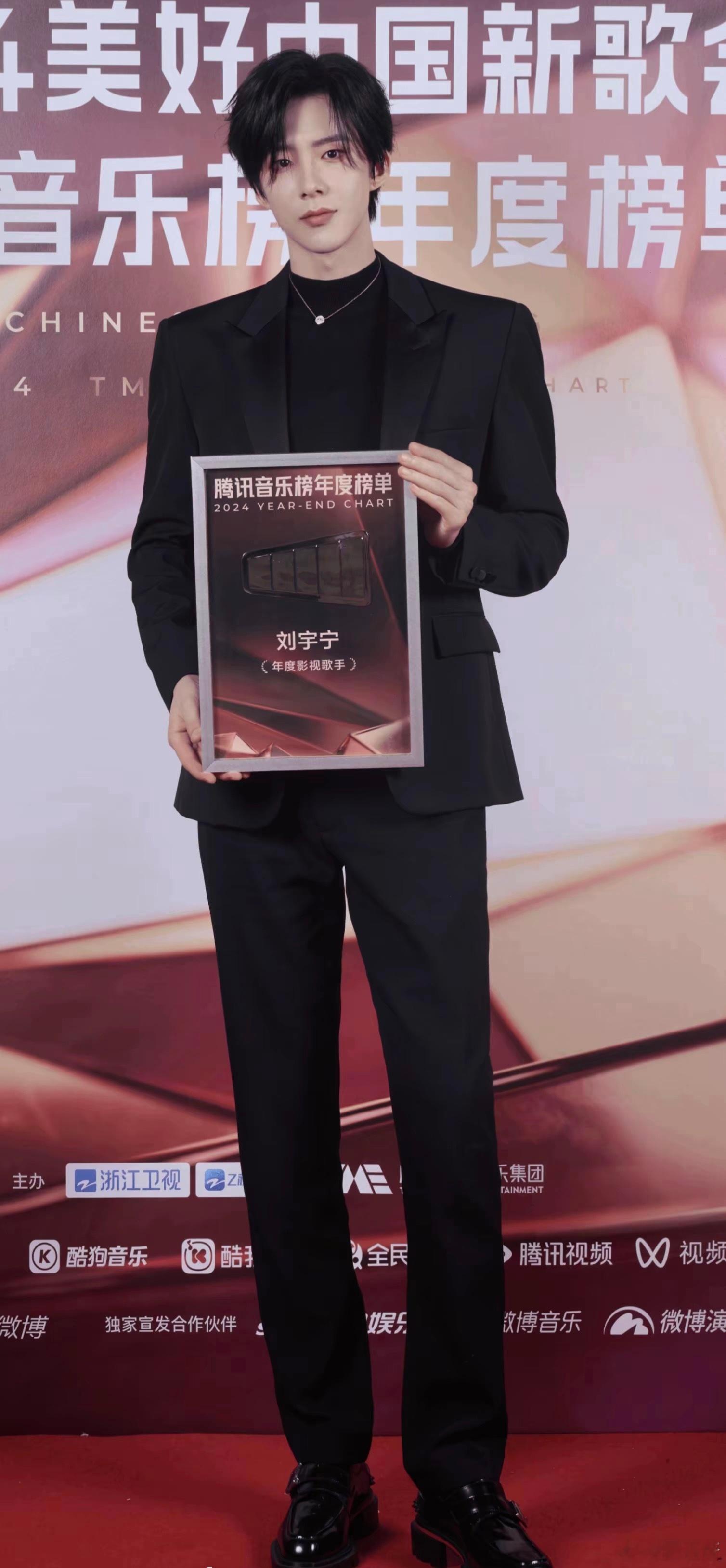 刘宇宁就是完美的九头身，模特身材，漫画男主的脸，有魔力的声音，因为比例太好，一般