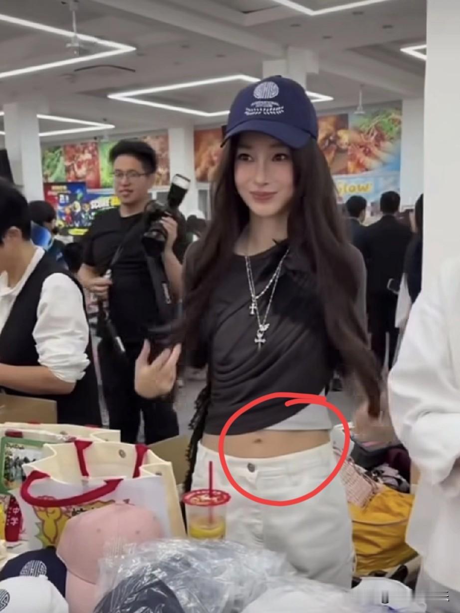我看杨颖是想复出想疯了，去儿子学校还特意穿个露脐装，光顾自己好看，不怕对儿子
